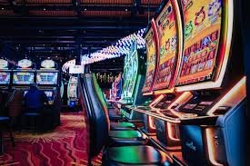 Grid kategori game dengan slot Aviator, sepak bola Liga 1, dan live dealer